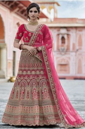 Mariage Velvet Lehenga Choli avec une broderie intense avec un travail de main en rose LC4338