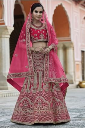 Ravissant Marchand Mariage Lehenga Choli Choli en velours avec forte broderie avec travail à la main LC4344