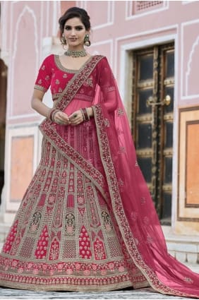Le mariage rose Lehenga choli dans une broderie intense avec un velours de travail à la main LC4346