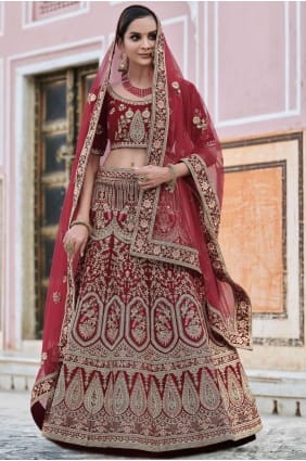 Mariage de velours marron Lehenga Choli avec une broderie intense avec un travail à la main LC4347
