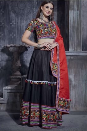 art soie navratri lehenga choli avec Gamthi brodé en noir LC5720