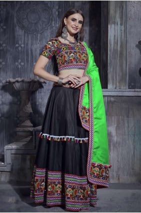 choli navratri lehenga en soie d'art avec Gamthi brodé en noir LC5721