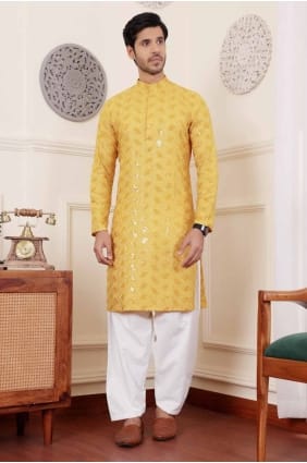 Kurta brodé en viscose pour homme en jaune KURR322