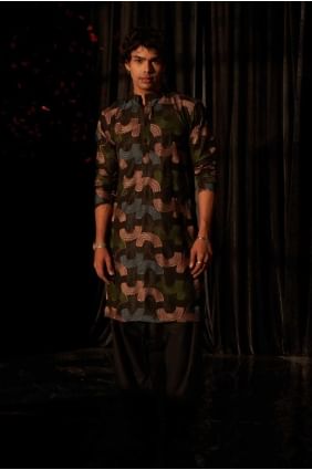 Hommes Kurta en lin noir avec broderie KURR384