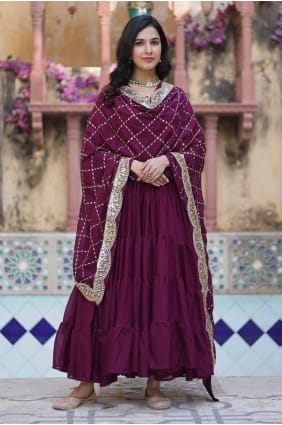 Robe en georgette avec broderies GW1052