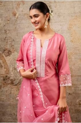 Salwar Kameez rose en soie avec broderies SK155607