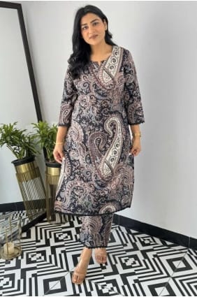 Combinaison droite en viscose noire à impression numérique SK155302