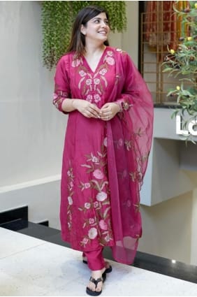 Salwar Kameez en Chanderi rose avec broderies SK155871