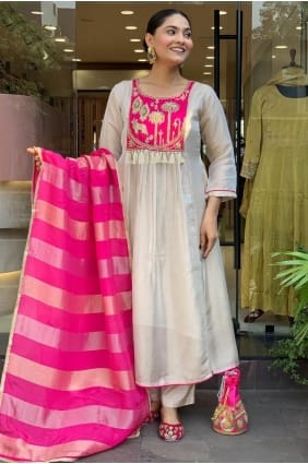 Ensemble Anarkali crème pour l'Aïd en soie brodée AS4177