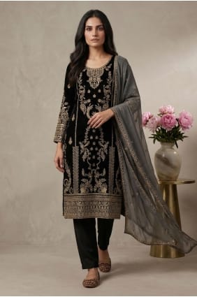 Salwar Kameez noir avec soie brodée SK159175