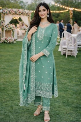 Salwar Kameez en soie brodée de vert SK15681
