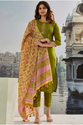 Mahendi Salwar Kameez avec mousseline brodée SK155869