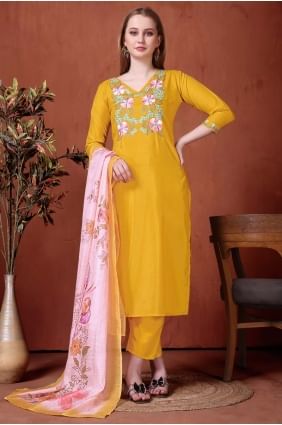 Salwar Kameez jaune avec rayonne brodée SK155717