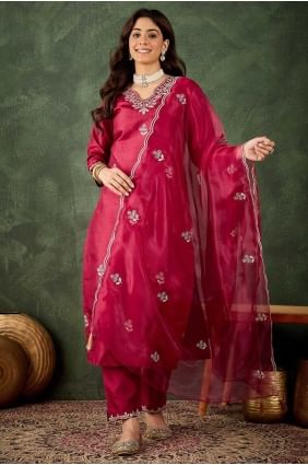 Salwar Kameez brodé en soie cerise SK155685