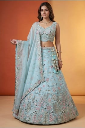 Lehenga Choli brodé en organza ciel avec dupatta LC9218