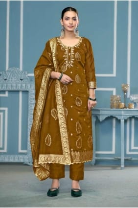 Tailleur pantalon droit en soie Banarasi brodé moutarde SK155327