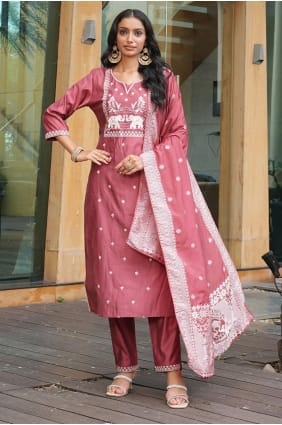Salwar Kameez en soie pêche avec broderies SK155972