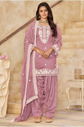 Costume Patiala brodé en soie rose avec dupatta PS2427