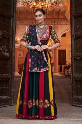 choli lehenga multicolore avec rayonne brodée LC7983