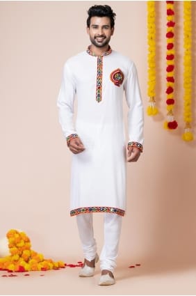 Hommes Kurta en rayonne blanche avec broderie KURR23
