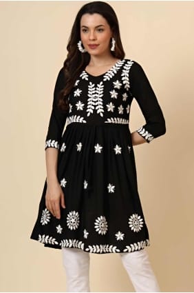 Kurti en rayonne noir avec broderie KTI2541