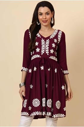 kurti en rayonne avec broderie en couleur baie de vin KTI2543