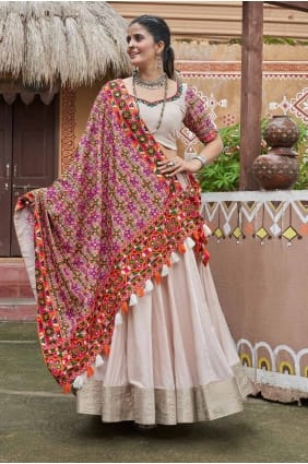 choli lehenga brodé en viscose beige avec dupatta LC8056