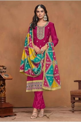 Tailleur droit rose foncé avec mousseline brodée SK154666