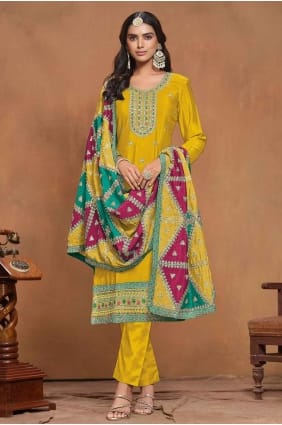 Costume droit en mousseline de soie brodé jaune avec dupatta SK154667