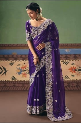 Sari en soie artificielle violette orné de sequins, de pierres et de perles, avec chemisier assorti. SR29701