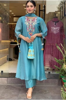Rama Chanderi Costume droit en soie brodée avec dupatta SK155321