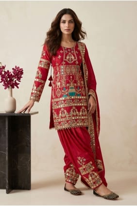 Salwar Kameez rouge avec crêpe brodée SK159168