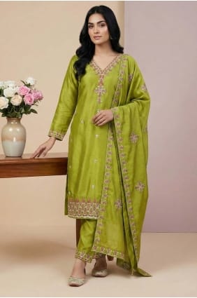 Salwar Kameez en soie vert perroquet avec sequins SK156071