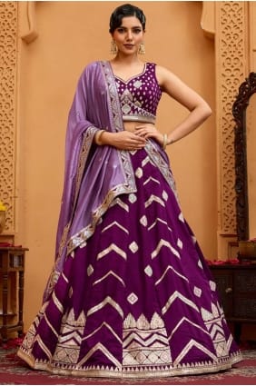 Lehenga Choli en soie brodée bordeaux avec dupatta LC8811