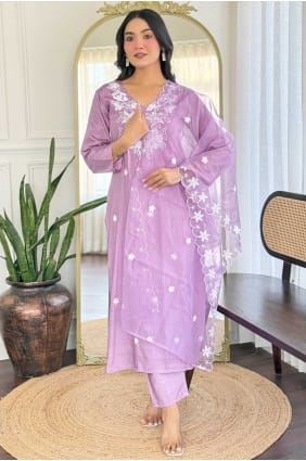 Salwar Kameez lavande en soie brodée SK155858