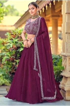 Lehenga Choli en soie violette brodée avec dupatta LC8822