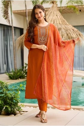 Salwar Kameez en soie brodée couleur rouille SK155856
