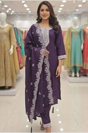 Salwar Kameez en soie brodée couleur vin avec dupatta SK156129