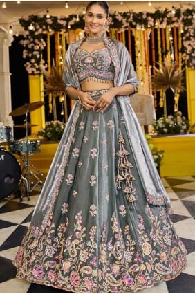 Lehenga Choli brodé en tissu argenté LC8732