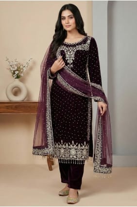 Ensemble salwar kameez en velours bordeaux orné de pierres et de perles, avec dupatta. SK15661