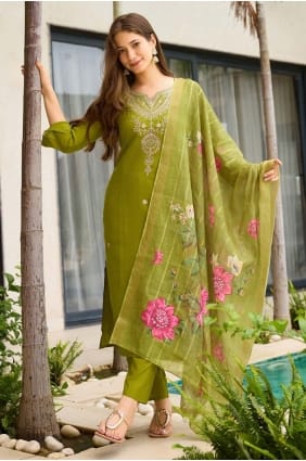 Viscose Salwar Kameez avec broderie en Mahendi SK155875