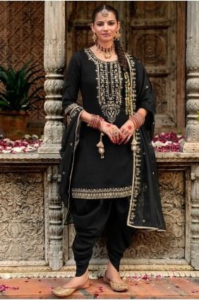 Salwar Kameez en viscose brodée en noir SK155794