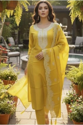 Salwar Kameez jaune avec soie brodée SK156130